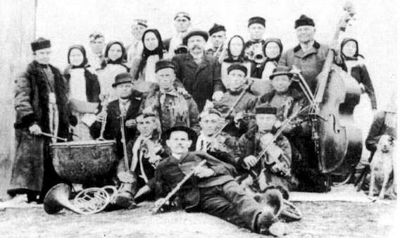 Fotografie chrámového sboru s orchestrem z roku 1908 řízeným Janem Vodičkou.